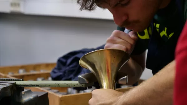 Acquisition des techniques de débosselage des instruments à vent