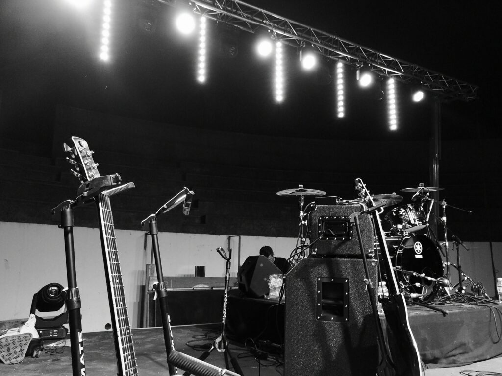 Instruments de musiques actuelles prêts pour une performance live