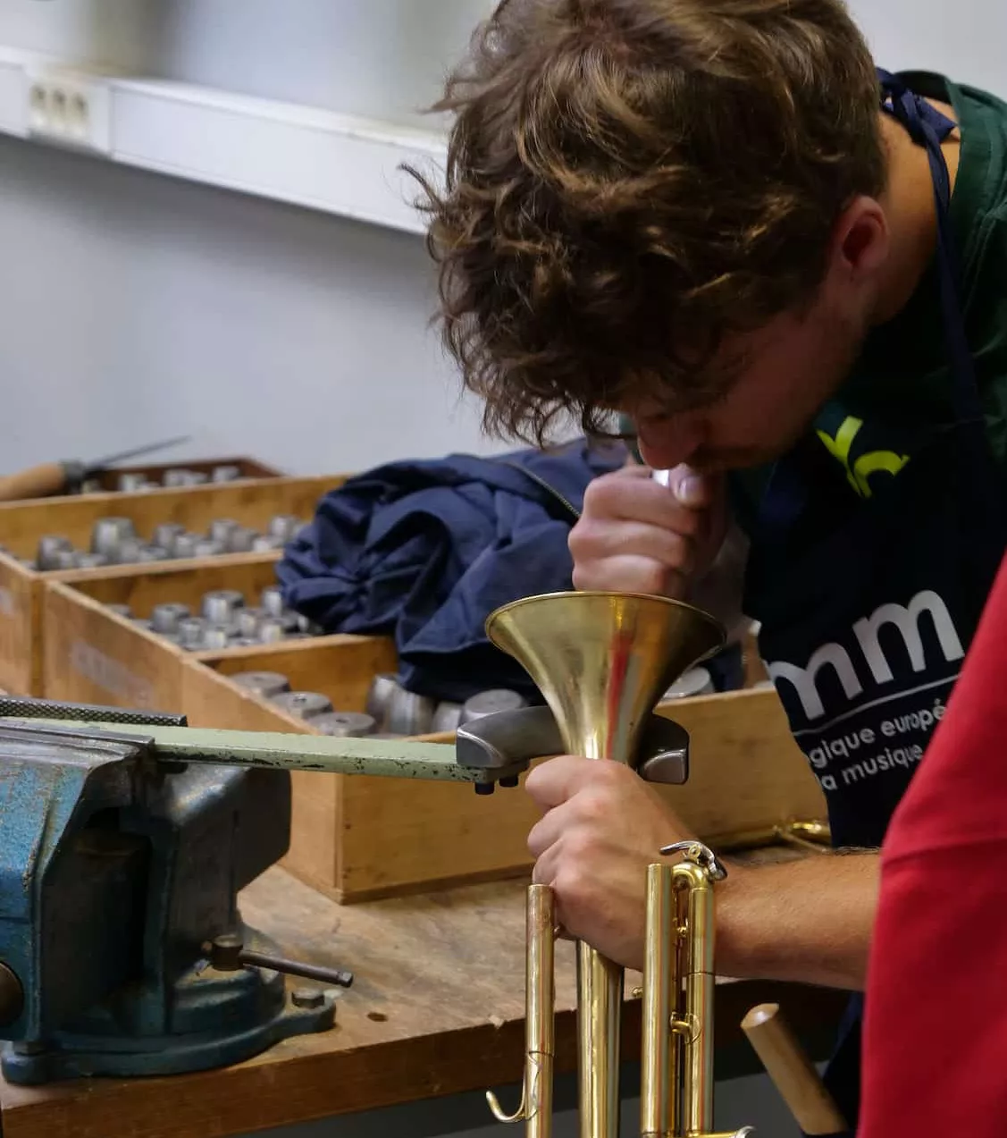 Acquisition des techniques de débosselage des instruments à vents